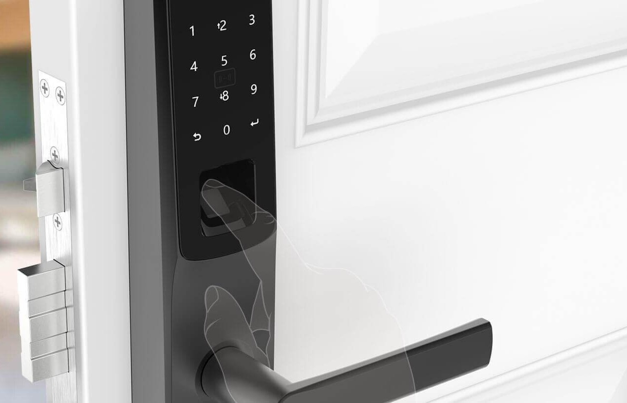 Ultraloq UL300 kompakt ujjlenyomatos, RFID kártyás és PIN-kódos többponton záró okos zár Ultraloq UL300 kompakt ujjlenyomatos, RFID kártyás és PIN-kódos többponton záró okos zár